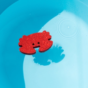 Badespielzeug Krebs aus Kork Rot im Wasser