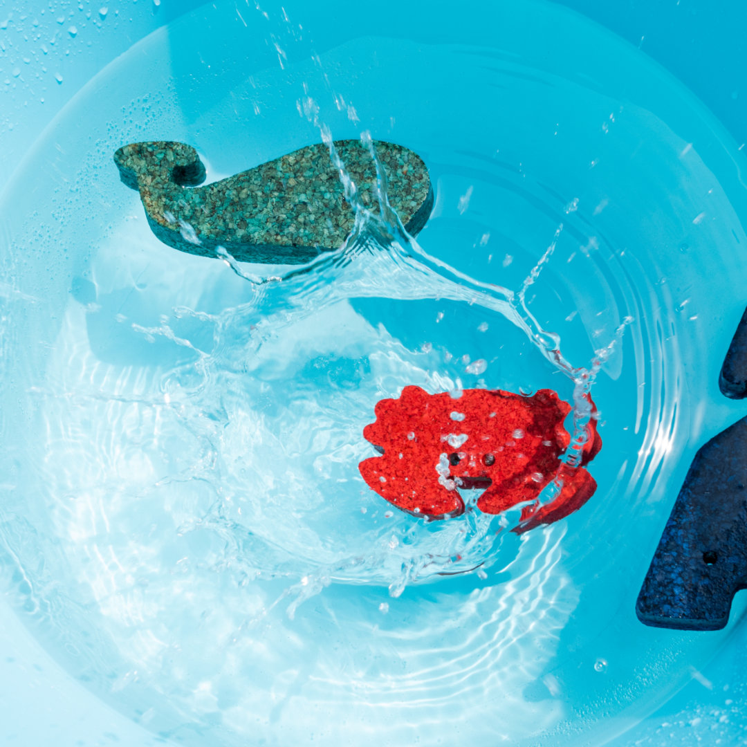 Buntes Badespielzeug im Wasser Typ Wal und Krebs