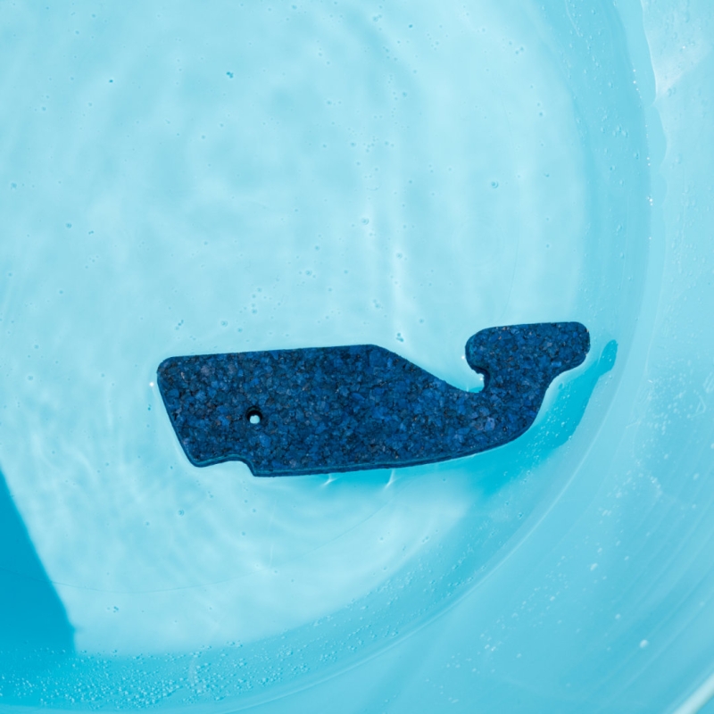 Badespielzeug Pottwal aus Kork Dunkelblau im Wasser