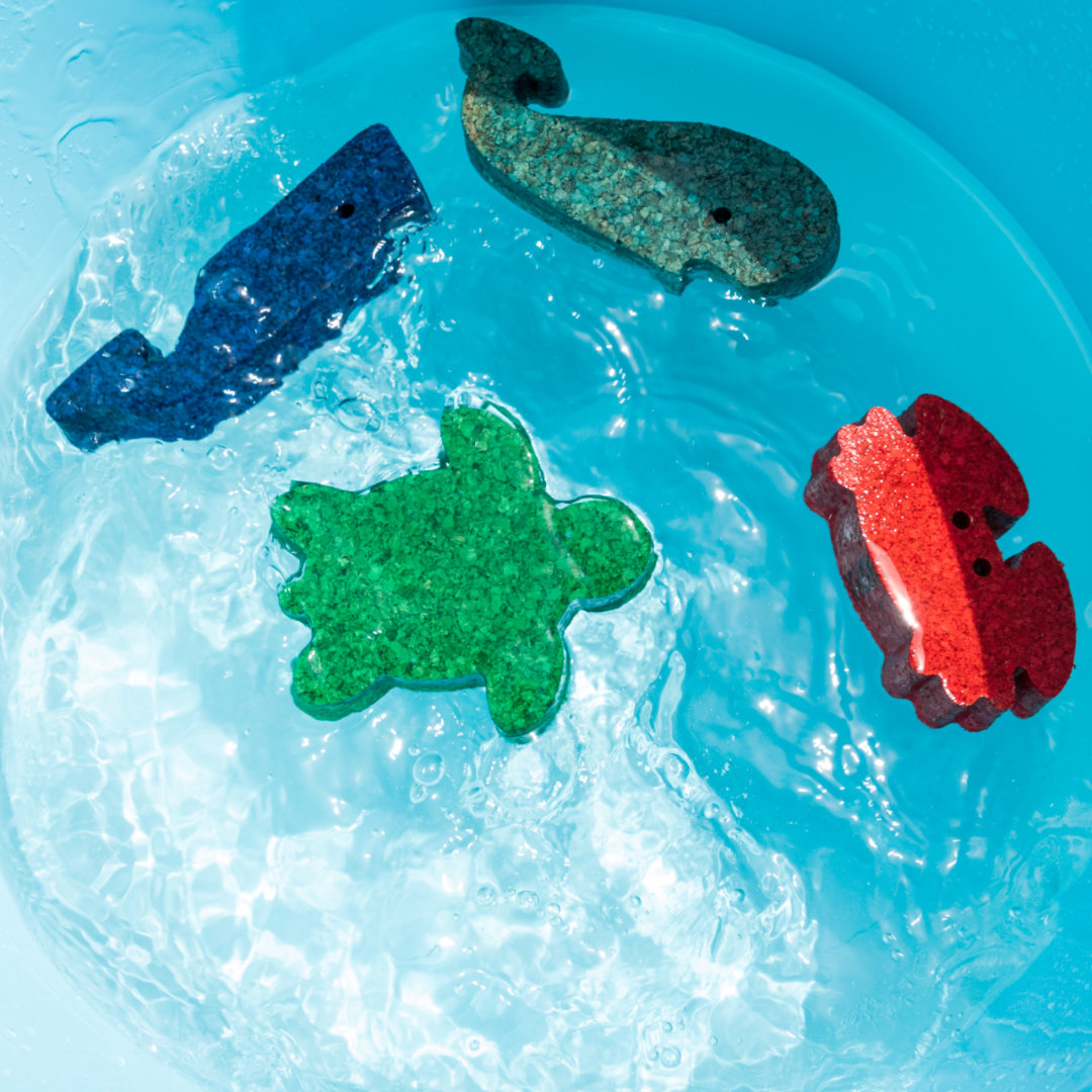 Buntes Badespielzeug im Wasser Typ Wal, Pottwal, Schildkröte und Krebs