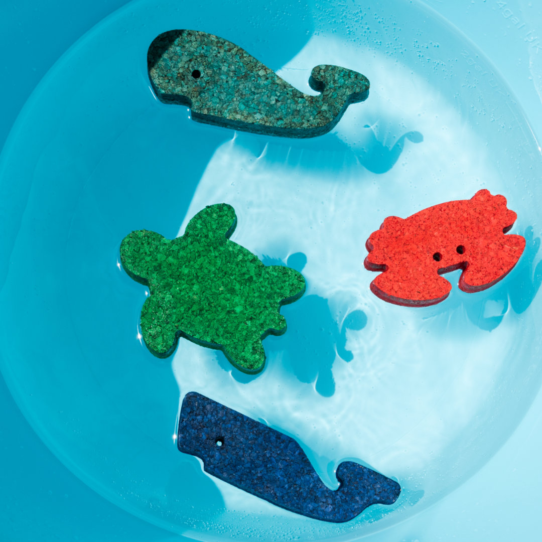 Buntes Badespielzeug im Wasser Typ Wal, Pottwal, Schildkröte und Krebs