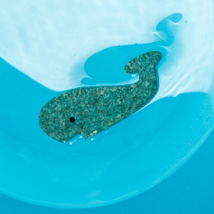 Badespielzeug Wal aus Kork Hellblau im Wasser