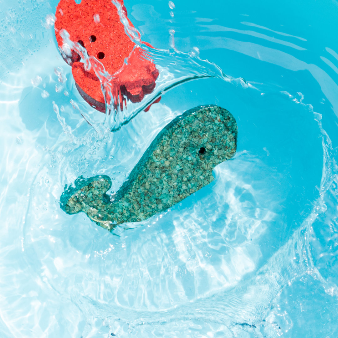 Buntes Badespielzeug im Wasser Typ Wal und Krebs
