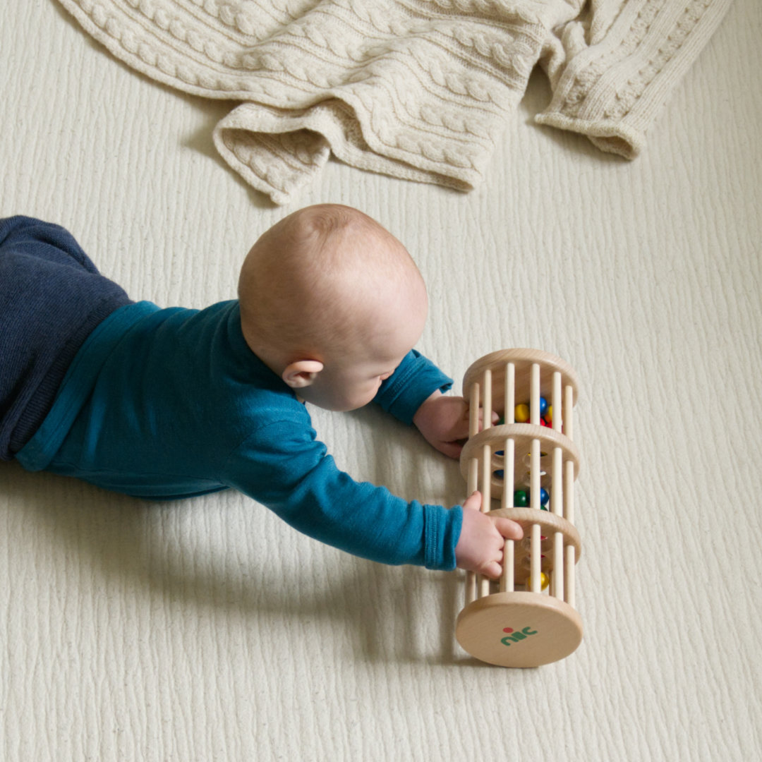 Baby spielt mit dem Rasselturm