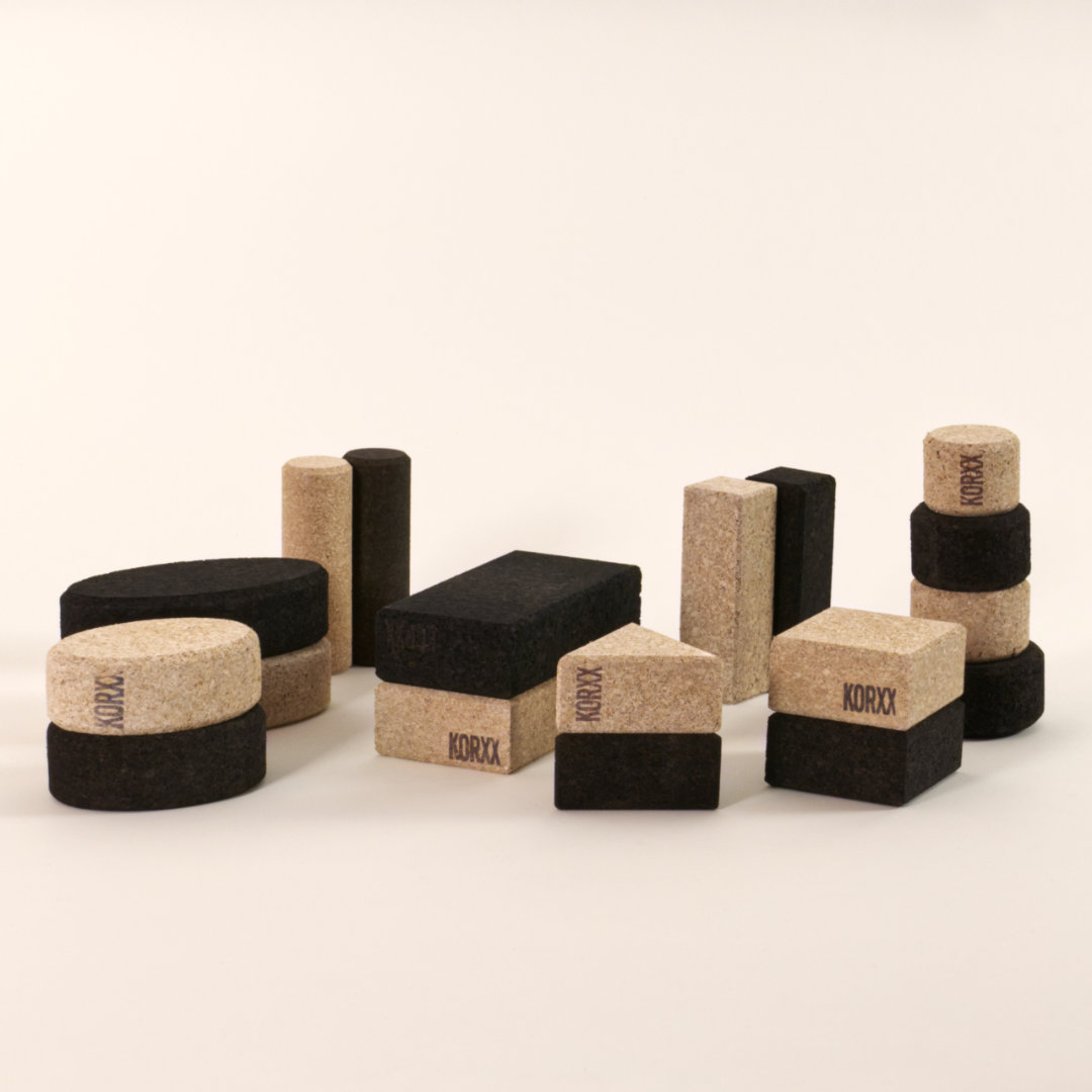 18-teiliges Set aus schwarzen und naturfarbenen Korkbausteinen in verschiedenen Formen