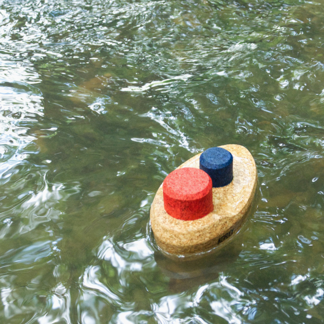 Wasserspielzeug-Dampfer aus Kork im Wasser