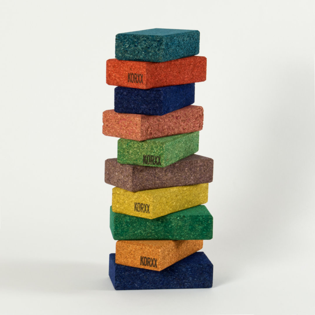 Stapel aus zehn rechteckigen Korkbausteinen in Regenbogenfarben