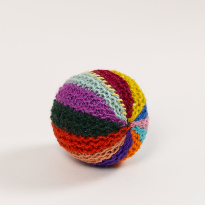 Handgestrickter Babyball aus Schafwolle und Merinowolle. Jeder Ball ist ein Unikat und fröhlich bunt gestaltet.