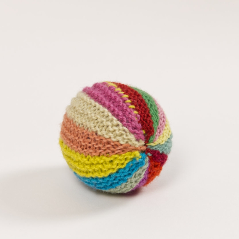 Handgestrickter Babyball aus Schafwolle und Merinowolle. Jeder Ball ist ein Unikat und fröhlich bunt gestaltet.