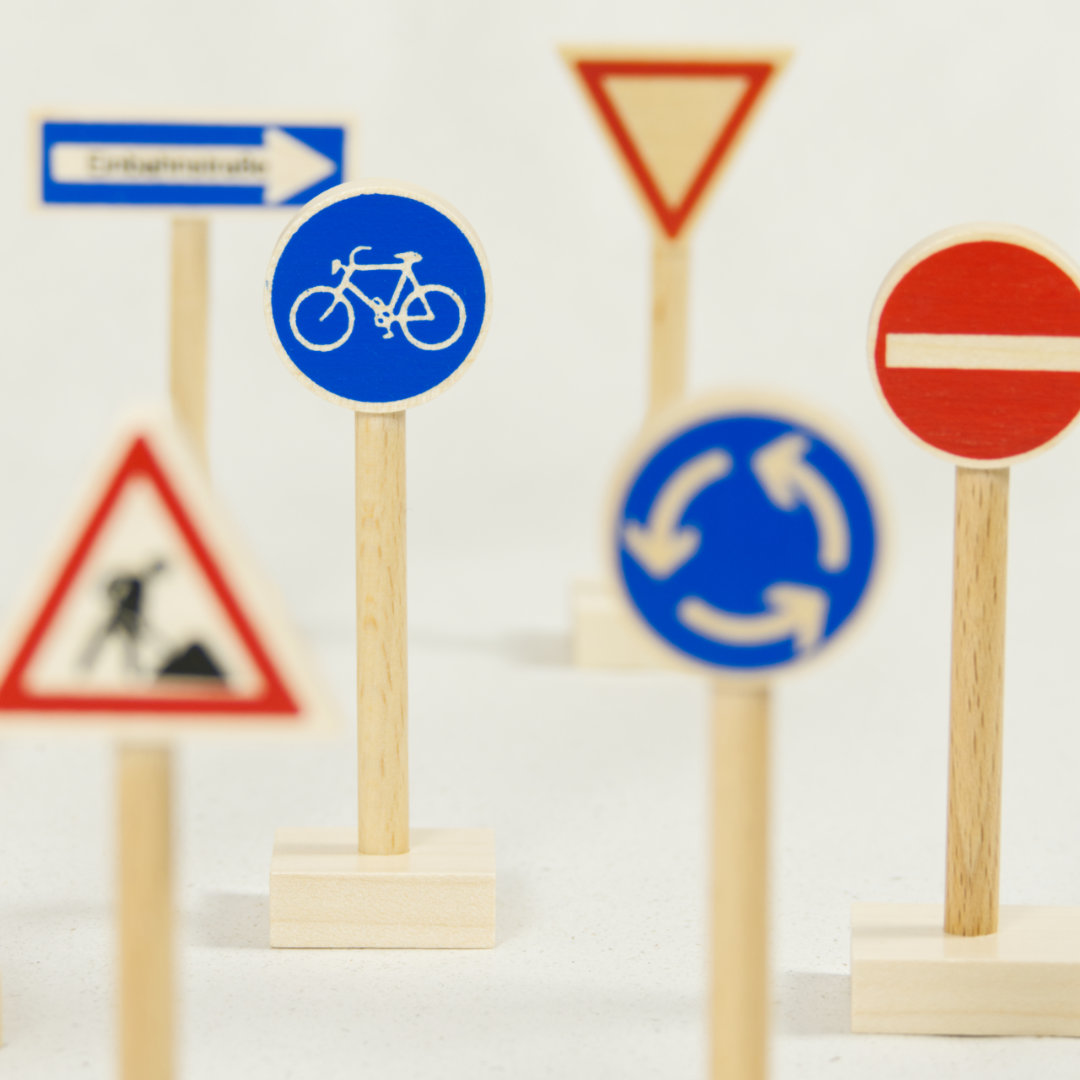 Verkehrsschilder Set aus Buchenholz bedruckt und klar lackiert, Detailaufnahme von Fahrradweg- und Stoppschild