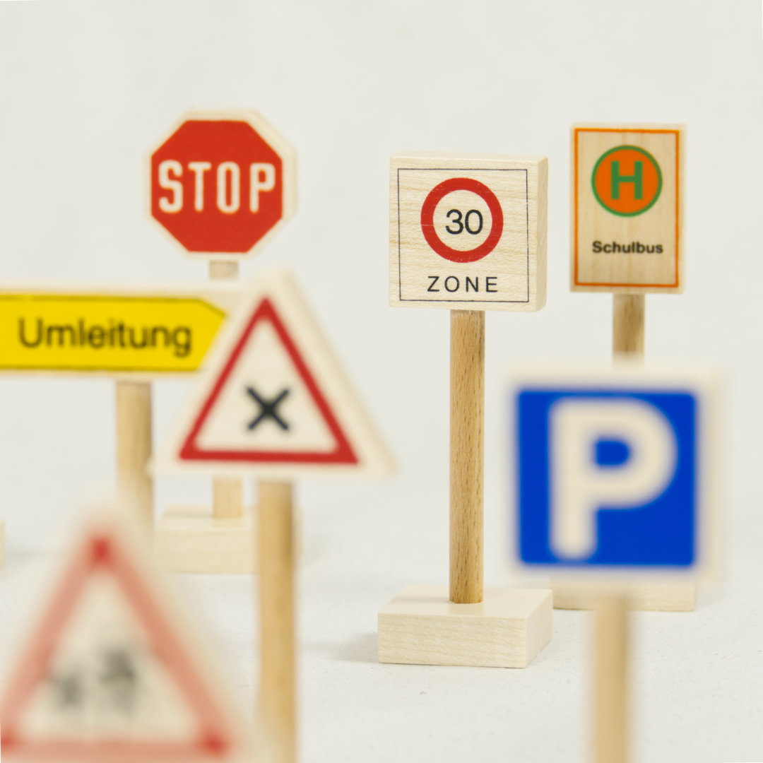 Verkehrsschilder Set aus Buchenholz bedruckt und klar lackiert, Detailaufnahme von Schulbus-Haltestelle, Dreißiger-Zone und Stoppschild