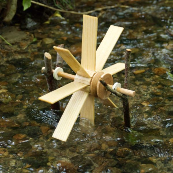 Kleines Holz-Wasserrad zum Zusammenbauen im Bach