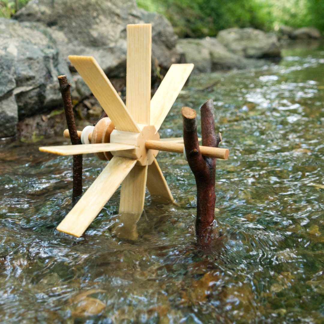 Kleines Holz-Wasserrad zum Zusammenbauen im Bach