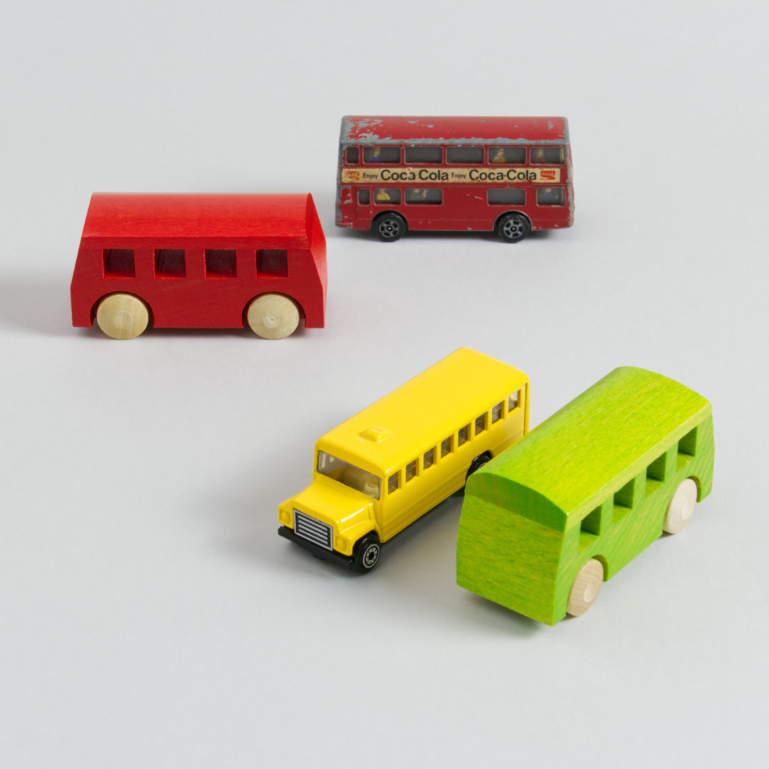 Verschiedene Spielzeug-Fahrzeuge Typ Bus