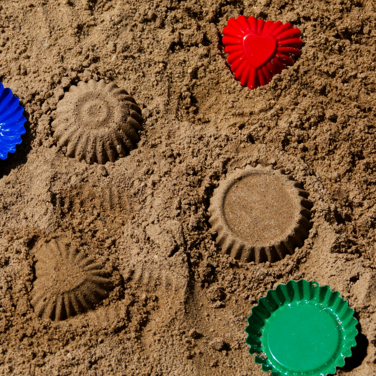 Sandförmchen Set (Metall) aus 4 bunten Formen in gelb, blau, rot und grün