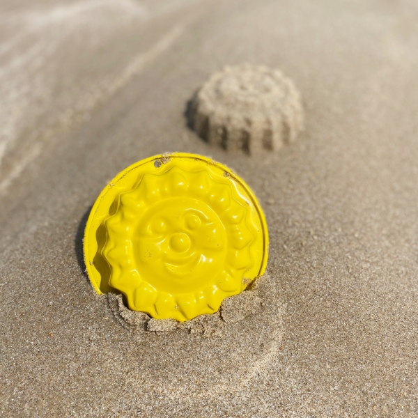 Freundliche gelbe Sandform-Sonne aus Metall