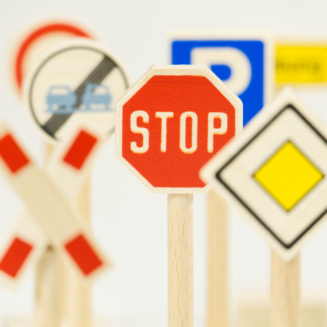 Verkehrsschilder Set aus Buchenholz bedruckt und klar lackiert, Detailaufnahme von verschiedenen Schildern wie Stop-Schild