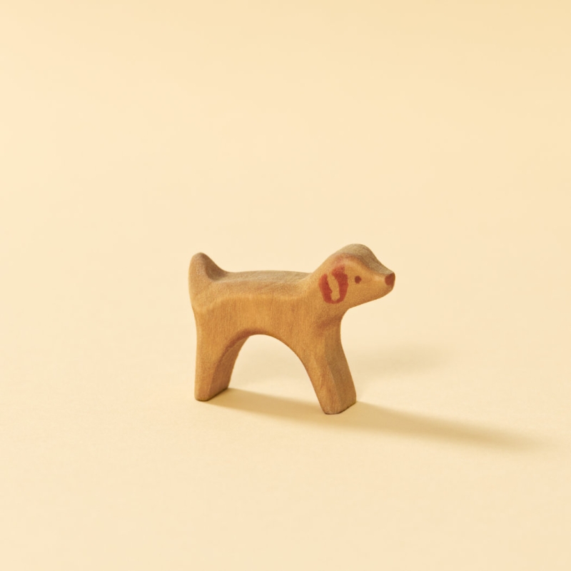 Holzspielzeug-Hund, bemaltes Naturholz, reduziertes Design