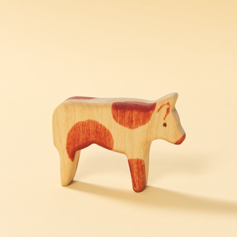 Holzspielzeug-Kuh, bemaltes Naturholz, reduziertes Design