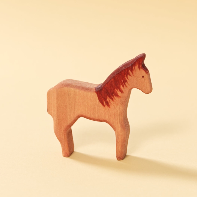Holzspielzeug-Pferd, bemaltes Naturholz, reduziertes Design