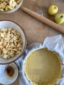 Vorbereitung des Teiges für Apfelkuchen