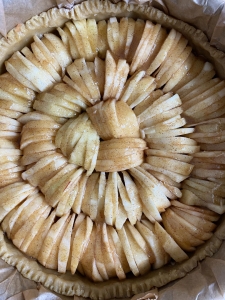 Anordnung der Apfelstücke auf dem Kuchen