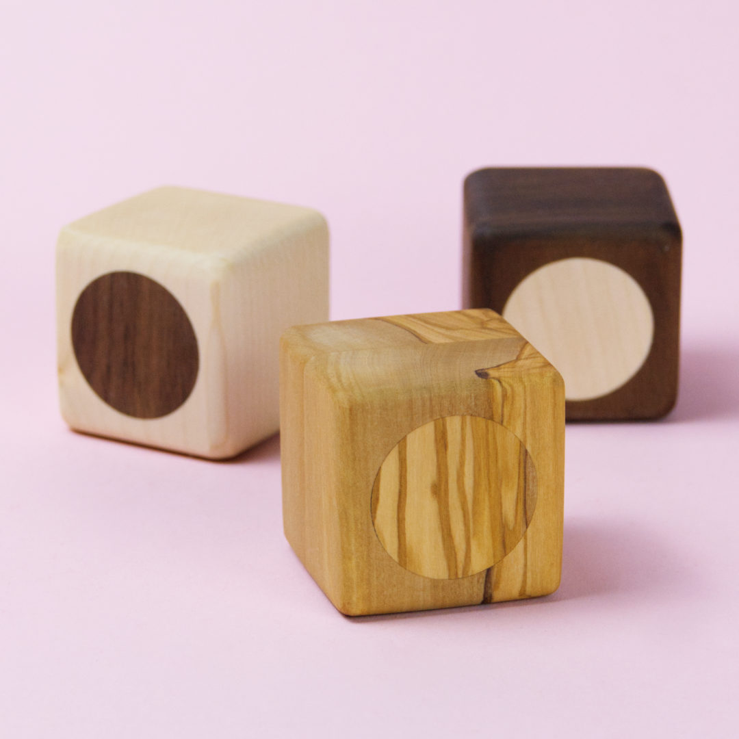 Holzklötzchen zum Spielen aus unterschiedlichen Holzsorten