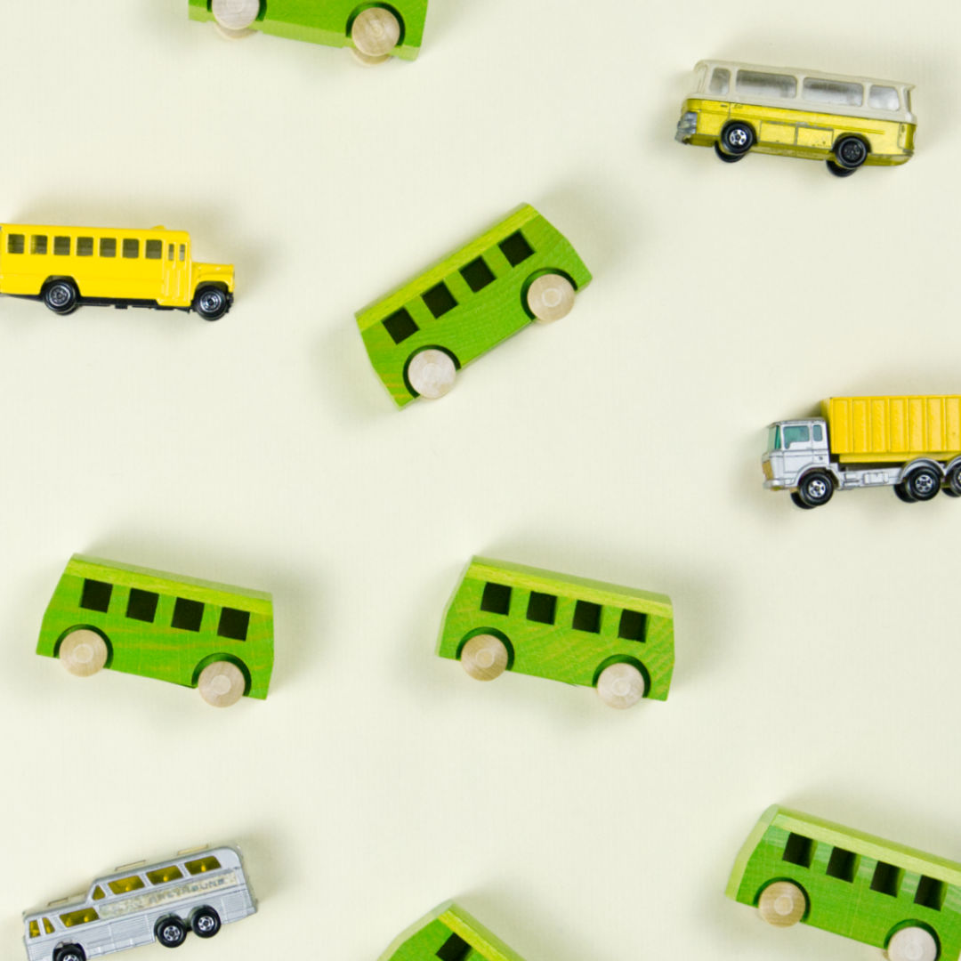 Fantasievolle Komposition aus kleinen Spielautos für den Mehrpersonenverkehr