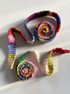Kategorienbild Zwei halb aufgerollte Schneckenbänder in verschiedenen Farben