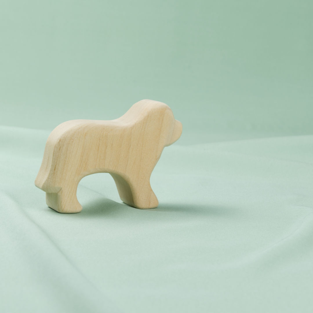 Ein schlichter Holz-Hund in hellem Holz von der Seite