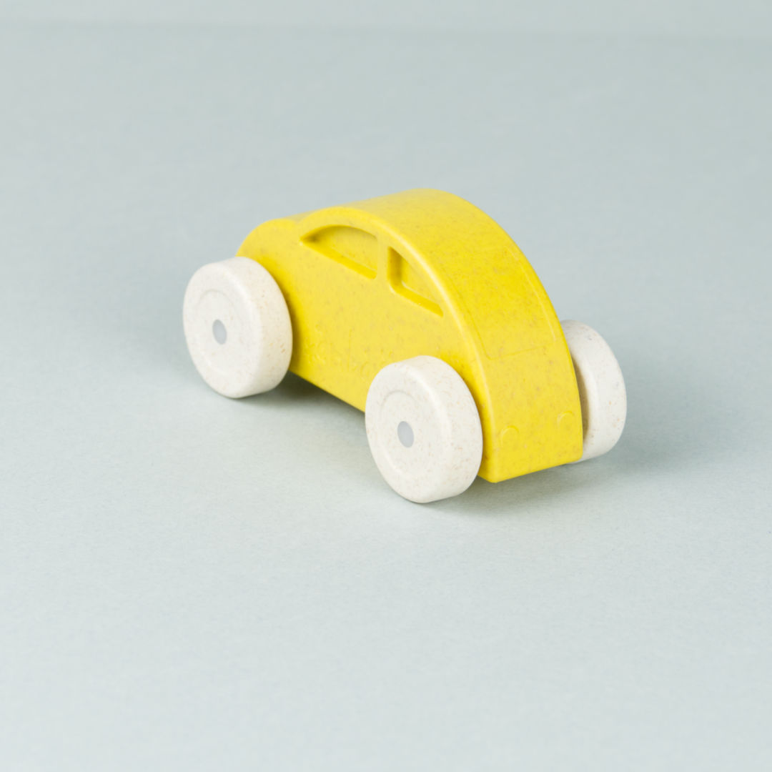 Gelbes Spielzeug-Auto mit weißen Rädern, aus antibakteriellem Kunststoff.