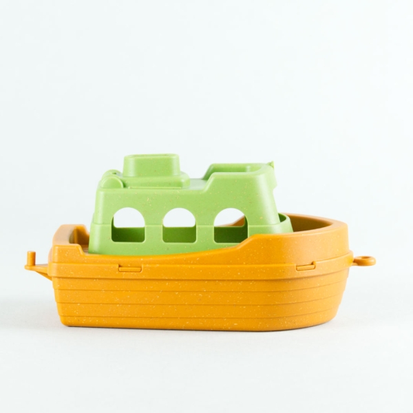 Spielzeugboot Fähre aus Kunststoff und Holz Gemisch.
