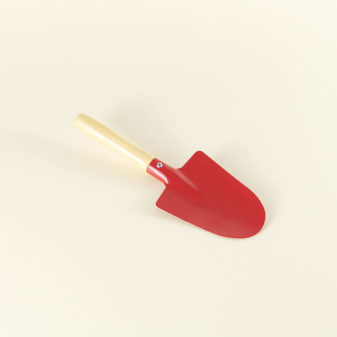 Kleine, rote Spitzschaufel aus Metall mit Holzgriff.