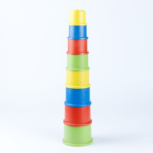 Ein großer Stapelbecher Turm in grün, rot, blau und gelb.