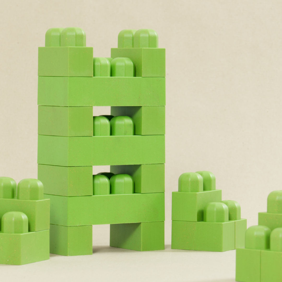 Grüne Spielsteine, Ton unterscheidet sich leicht durch Holzanteil im Kunststoff.
