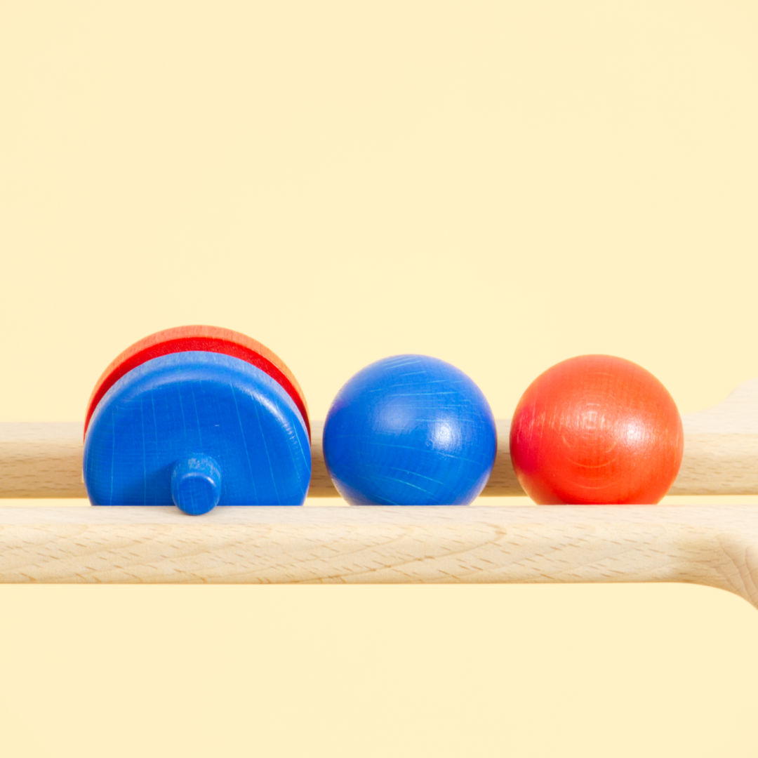 Holz Zubehör der Multibahn, eine blaue Kugel, eine rote Kugel und ein Objekt in blau und rot.