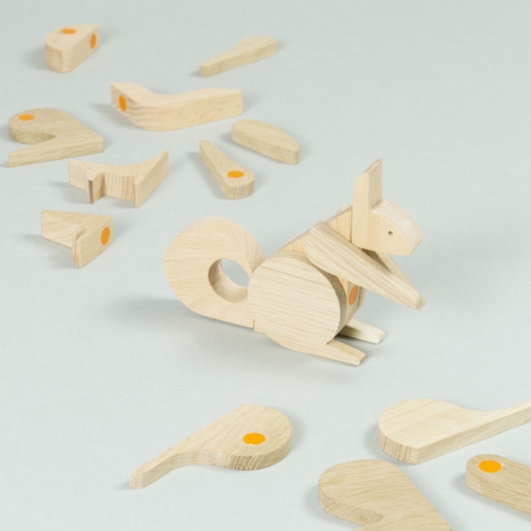 Eichhörnchen Holzpuzzle mit magnetischen Verbindungen und den restlichen Einzelteilen.