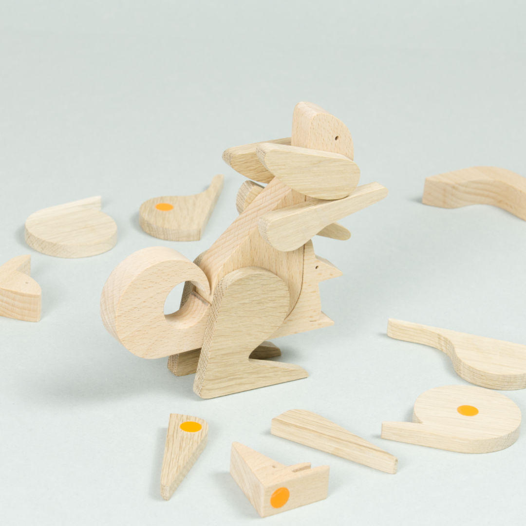Fabelwesen gebaut aus Holzpuzzle mit magnetischen Verbindungen und den restlichen Einzelteilen.