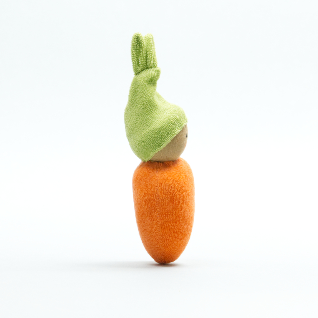 Gemüsegreifling Karotte mit gebräuntem Gesicht aus bio Frottee und mit Rassel.