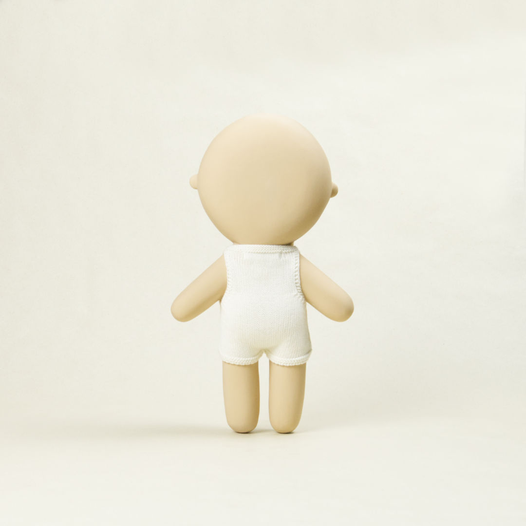Gommu Puppe Coco, mit heller Haut aus ökologischem Gummi, mit Babystrampler.