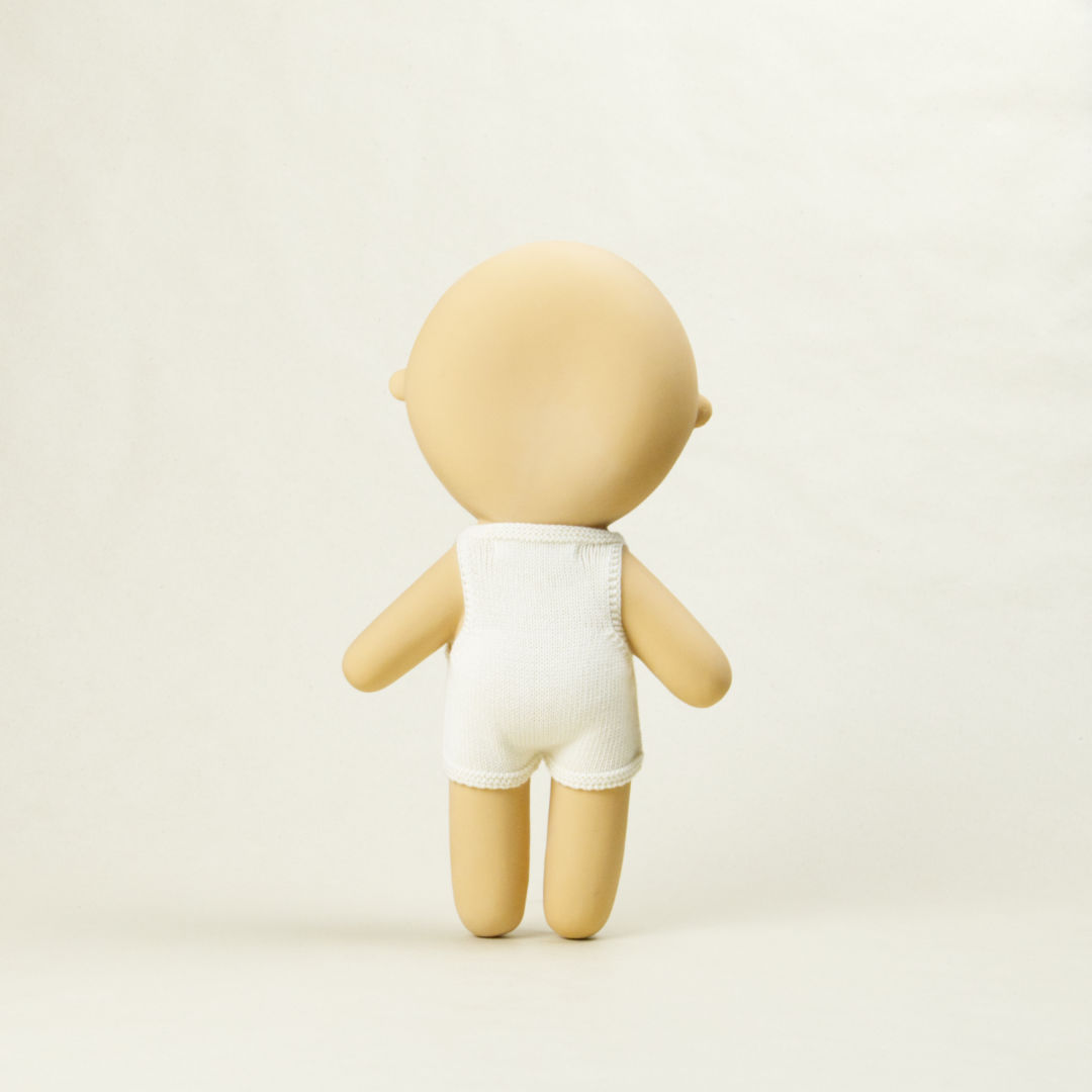 Gommu Puppe Coco, mit leichtem Teint aus ökologischem Gummi, mit Babystrampler.