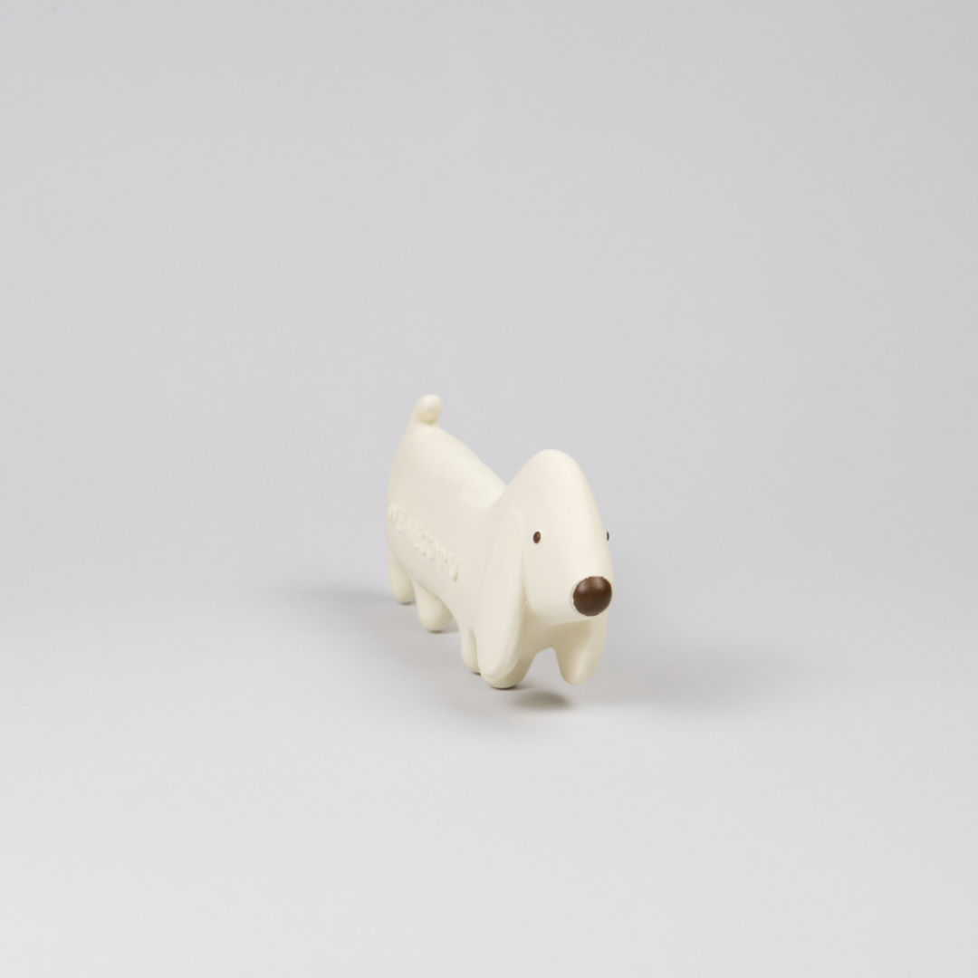 Gommu Hund in Weiß aus ökologischem Gummi handgemacht.