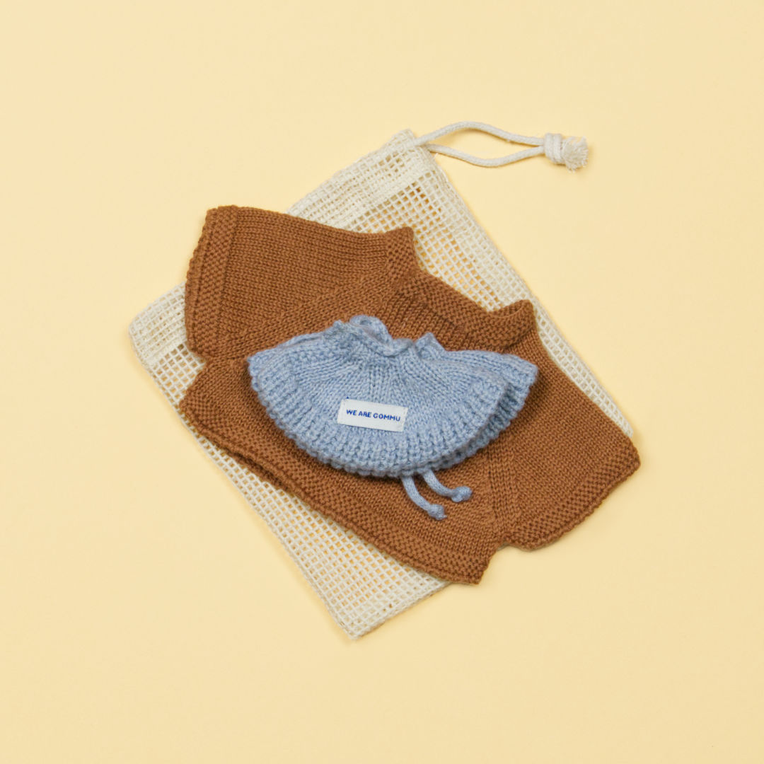 Gesamtes Set: Look #35 von Gommu mit hellblauem Kragen, Brauner Strickjacke und Säckchen aus organischer Baumwolle.