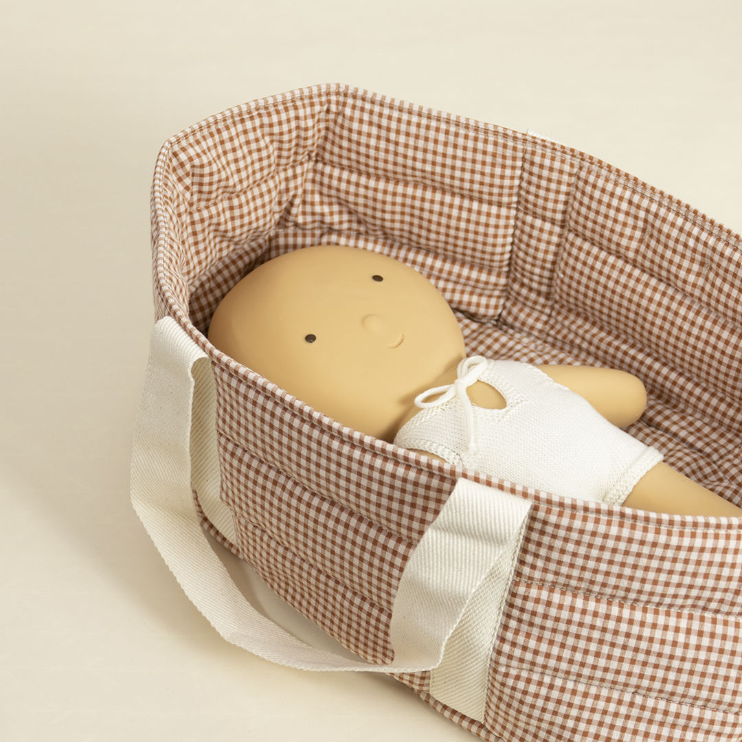 Baby Gommu Puppe in trage Tasche.