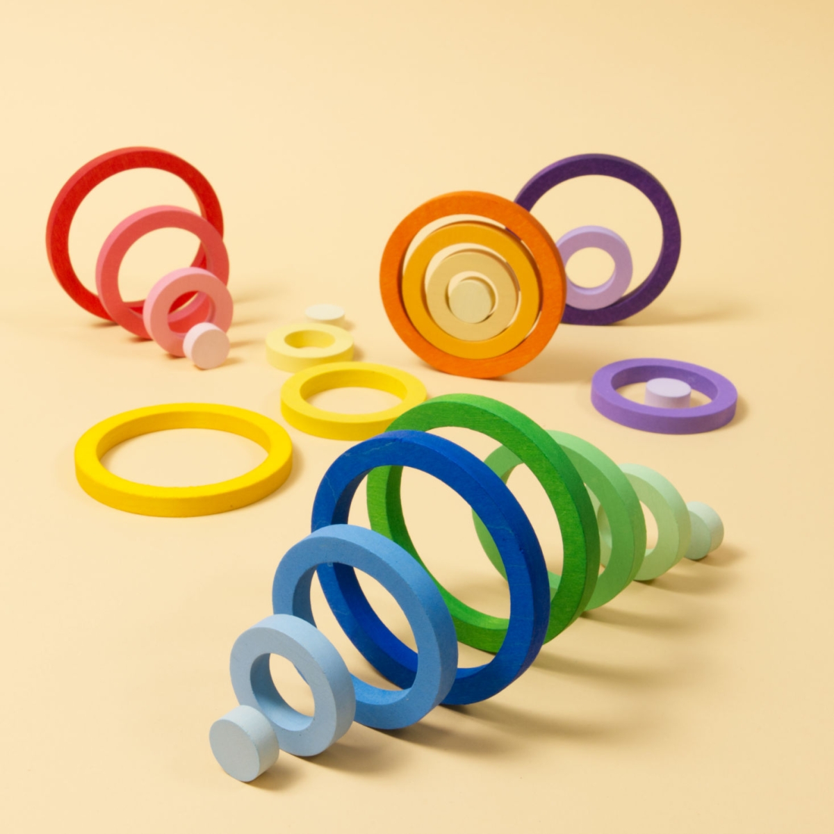 Sechs lila, blaue, gelbe, orangene, rote und grüne Ringe, in welchen je drei weitere angeordnet sind mit abgeschwächten Farbverlauf.