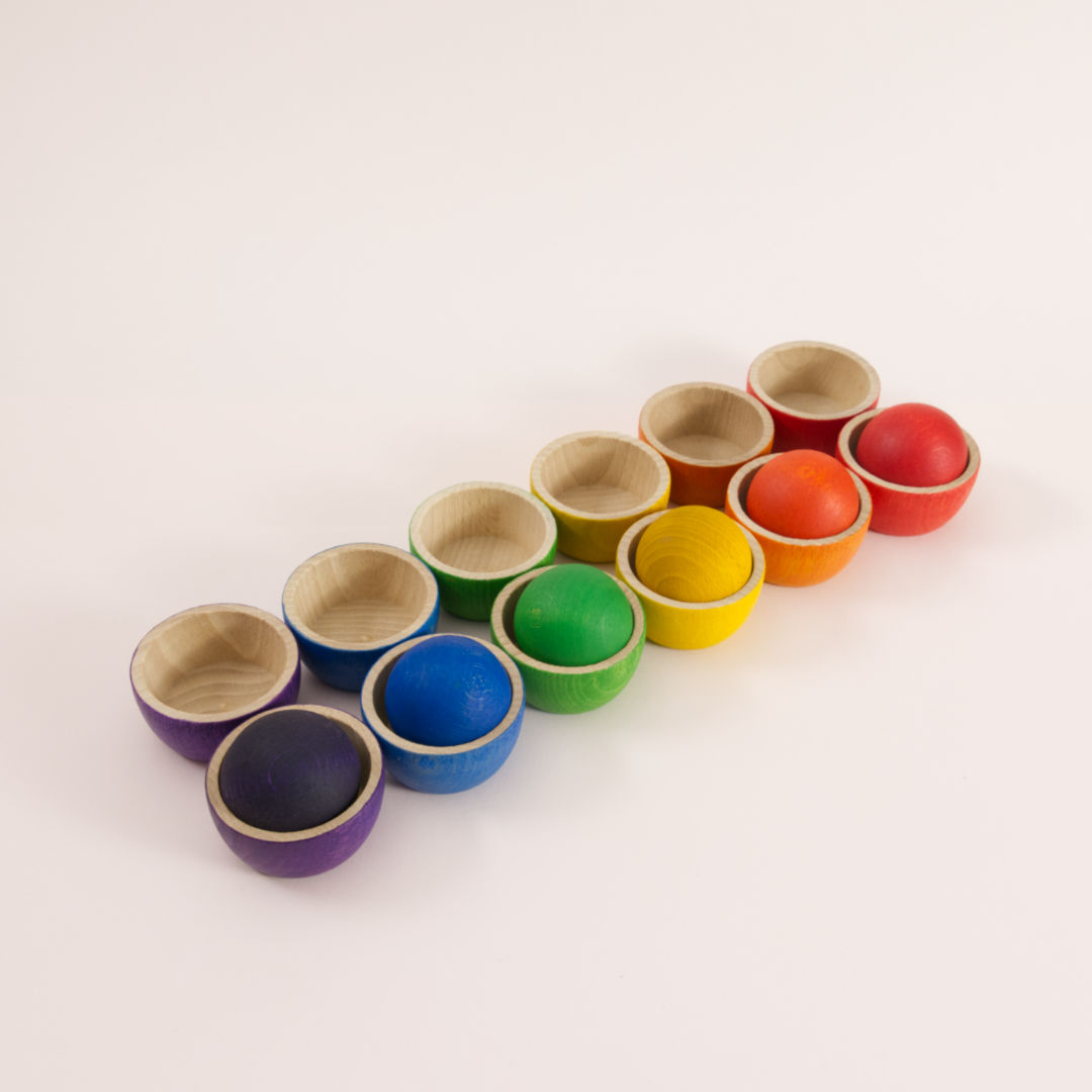 Holzbecher in 6 Farben mit je farblich passender Holzkugel und dessen Decken