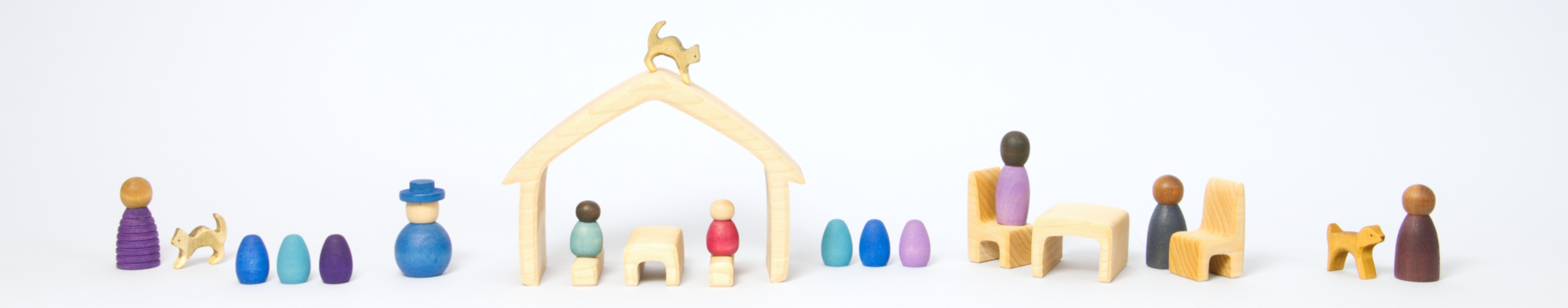 Winterliches Banner mit Grapat Spielfiguren und einem Spielhaus von Glückskäfer aus Holz.