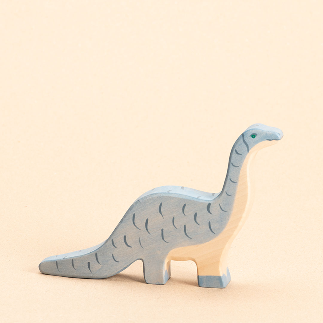 Brontosaurus aus Holz. Blau bemalt mit dunkelblauen Strichen. Nach rechts schauend