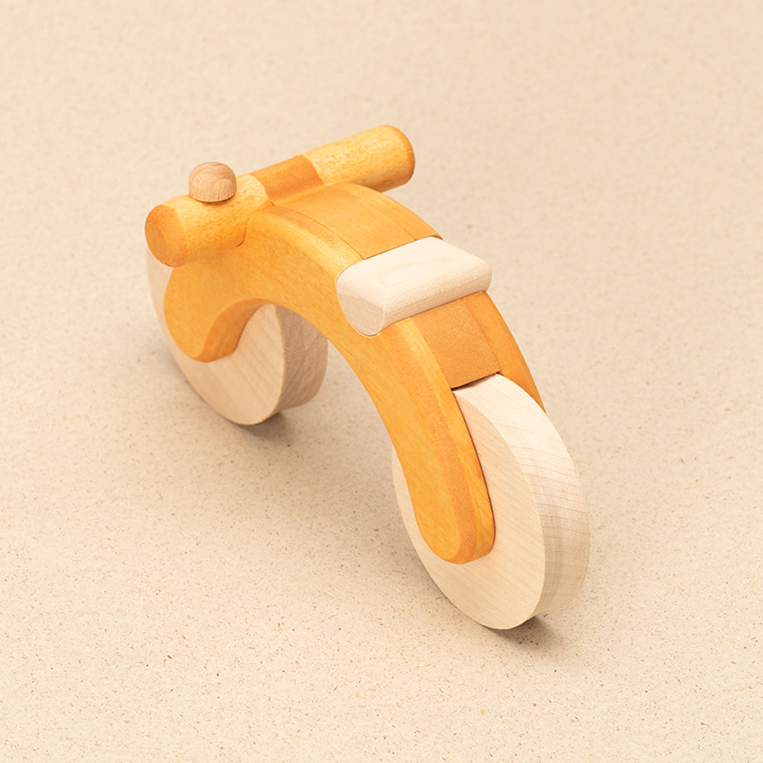 Rückansicht eines in natur- und orangenen Farben gehaltenen Fahrrad aus PEFC-zertifiziertem Buchenholz mit zwei Rädern und einem Lenker mit linksseitiger Klingel und Sattel. Die Räder sind rollbar.