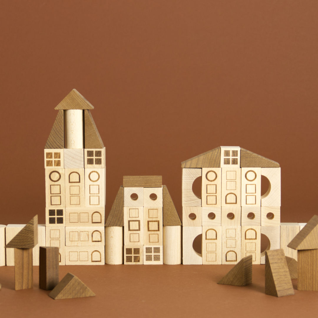 Ein Arrangement einer Stadt von Vorne aus Bausteinen, gefertigt aus Maserholz von Goki.